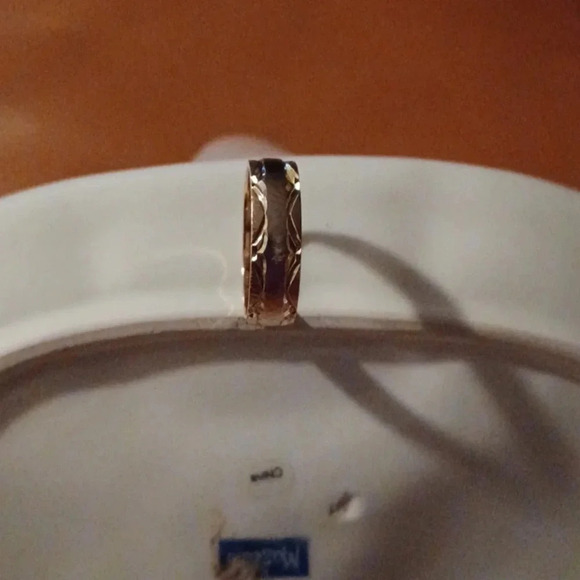 💙🌹New yellow tone wedding band - Picture 6 of 8